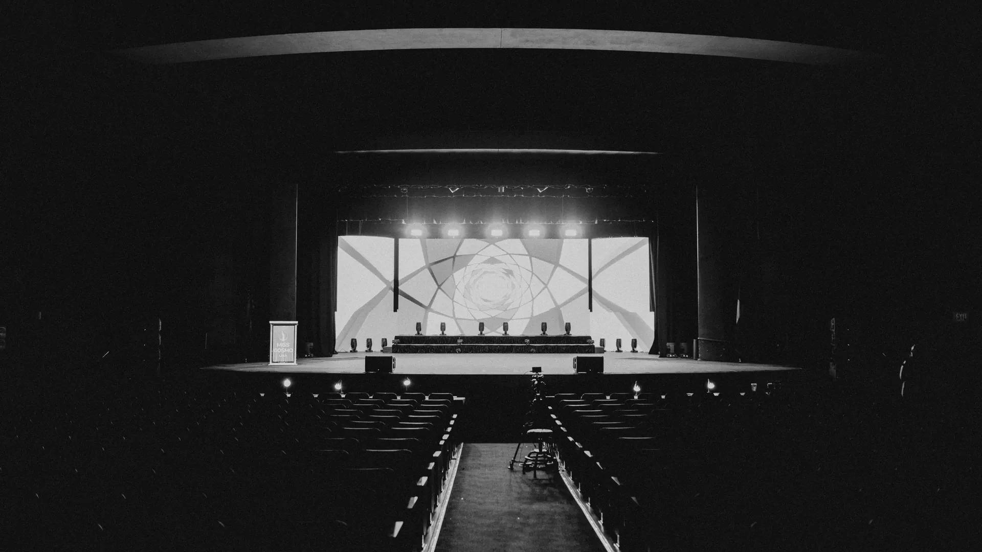 Panggung dan audiens event korporasi
